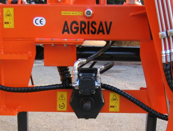 Gearbox with through PTO shaft for transmitting power to both the crane and the trailer