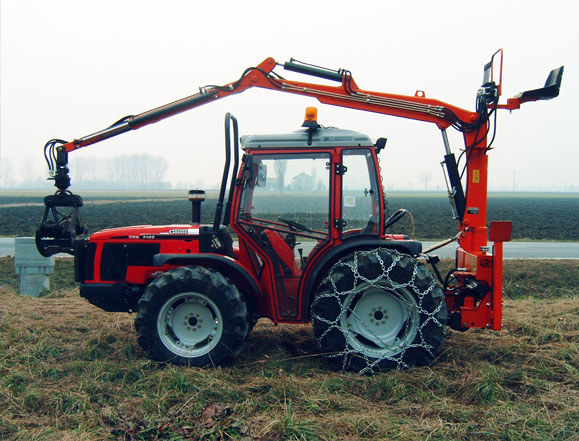 At rest with the boom positioned in front